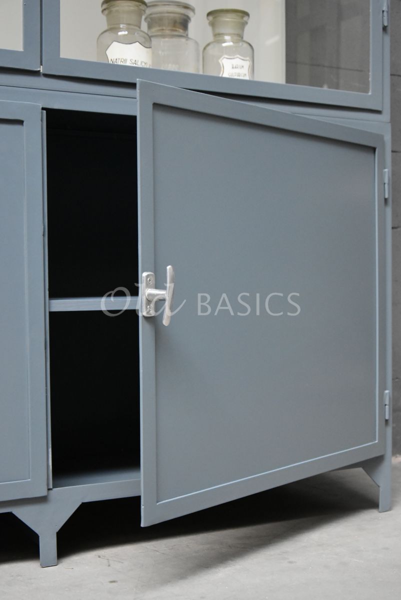 Detail van Apothekerskast Demi, 2 deuren, RAL7031, blauw, grijs, materiaal staal